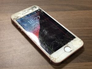 iPhoneSE液晶割れ修理前の写真